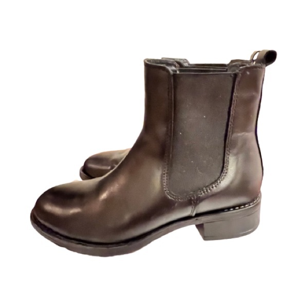 Eric Michael- Black Leather Pull-On
Booties Size: 5.5 - Picture 3 of 9